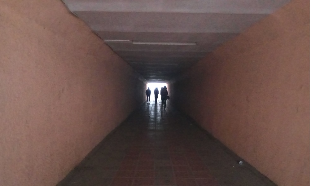 В подземке на улице 7 апреля месяц нет света. Мэрия бездействует